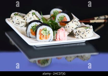 Eine Auswahl an verschiedenen Arten von Sushi einschließlich: Sushi Maki, Futo Maki Insideout Stockfoto