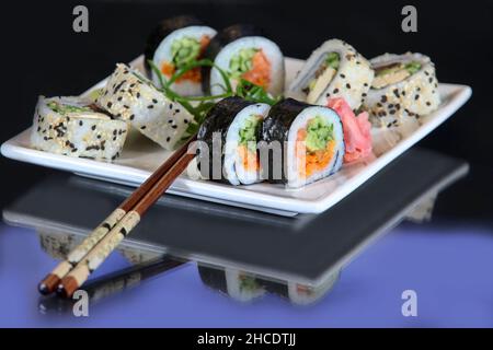 Eine Auswahl an verschiedenen Arten von Sushi einschließlich: Sushi Maki, Futo Maki Insideout Stockfoto