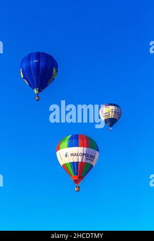 Bunte Heißluftballons vor einem morgendlichen blauen Himmel in Maramures County. Foto aufgenommen am 2nd. Oktober 2021 in der Nähe eines Feldes in Rogoz, Landkreis Maramures, Stockfoto