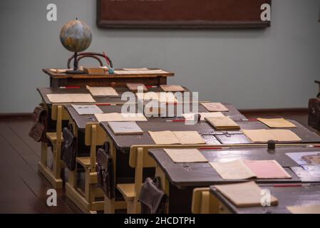 Museum von Zoja Kosmodemyanskaja. Neuer Zoya Ausstellungskomplex in Petrishchevo, Region Moskau, Russland. Oktober 2021. Schulklasse. Antike Schreibtische mit Te Stockfoto