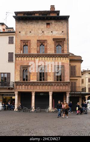 Piazza delle Erbe sqaure, Altstadt, Blick auf Casa del Mercante, Mantua, Lombardei, Italien, Europa Stockfoto