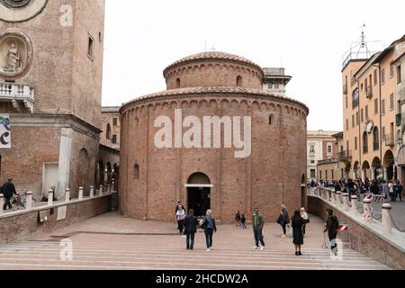 Piazza delle Erbe, Blick auf die Kirche Rotonda di San Lorenzo, Mantua, Lombardei, Italien, Europa Stockfoto