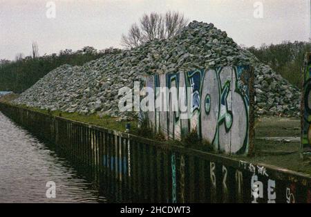 Berlin, Deutschland. Der riesige Graffiti Place, irgendwo im Spandauer Bezirk, im Nordwesten Berlins, hat eine Abunanz von veralteten Teilen der abgerissenen Berliner Mauer, wo Graffiti-Künstler regelmäßig neue, urbane Arbeiten & Wandbilder kreieren. Stockfoto