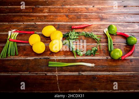 Das Wort „Lebensmittel“ wird mit frischen Zutaten aus einem vorderen Winkel bei 45 Grad geschrieben. Stockfoto