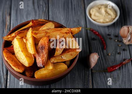 Köstliche gebackene Kartoffeln mit Rosmarin und Thymian auf einem Keramikplatte, Nahaufnahme Stockfoto