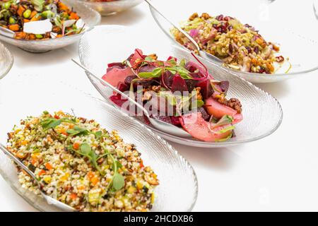 Salatschüsseln auf einem Buffettisch Stockfoto