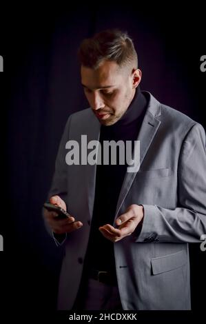 110 / 5 000 Porträt eines jungen Geschäftsmannes, der einen Videoanruf auf seinem Smartphone führt und während des Gesprächs gestikuliert Stockfoto