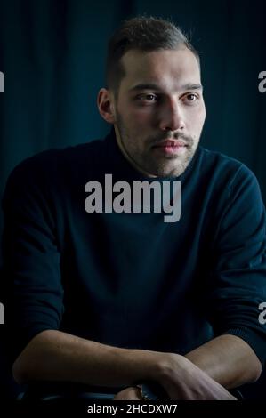 Porträt eines jungen Mannes, der mit seinem Blick an anderer Stelle in seinen Gedanken verloren scheint Stockfoto