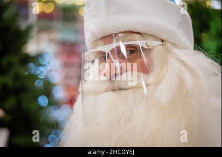 Porträt des russischen weihnachtsmanns in einem Schutzvisier. Stockfoto