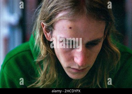 Berlin, Deutschland. Headshot Portrait eines jungen kaukasischen Mannes, der als Musikproduzent und Misical Artist arbeitet und sich Leonard Wellington / @leonardwellington nennt. Stockfoto