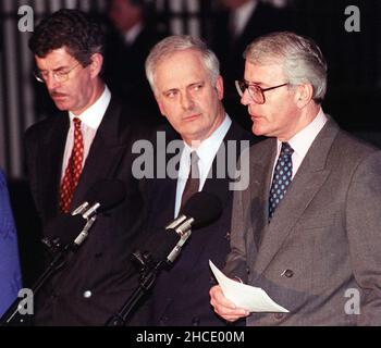 Datei-Foto vom 09/12/96 des damaligen Premierministers John Major (rechts) und seines irischen Amtskollegen John Bruton (Mitte) nach einem vierstündigen Gipfel in der Downing Street, London, über den Friedensprozess in Nordirland und die Fragen der Europäischen Union. John Major teilte dem irischen Premierminister im November 1996 mit, dass niemand in Großbritannien „ein Wort“ von Sinn Fein und der IRA glaubt, so die kürzlich veröffentlichten Dokumente des National Archives. Ausgabedatum: Dienstag, 28. Dezember 2021. Stockfoto