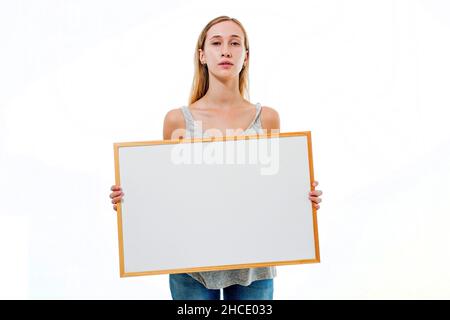 Junges Modell hält ein leeres Whiteboard bereit für Ihren text Stockfoto