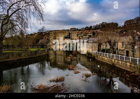 Der Fluss Avon fließt durch Bradford-on-Avon mit den Kingston Mills im Blick Stockfoto