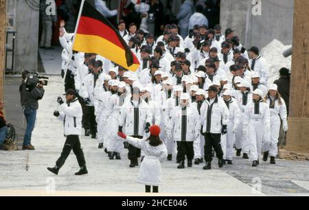 Nagano, Japan. 28th Dez, 2021. firo: Sport, Wintersport Olympia, Olympiade, 1998 Nagano, Japan, Olympische Winterspiele, 98, Archivbilder Eröffnungszeremonie Jochen Behle, Fahnenträger, Invasion, die, manschaten, Das deutsche Team Quelle: dpa/Alamy Live News Stockfoto