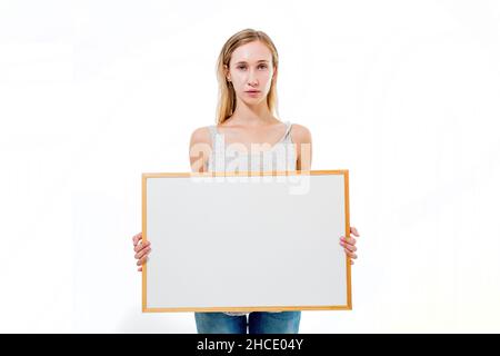 Junges Modell hält ein leeres Whiteboard bereit für Ihren text Stockfoto