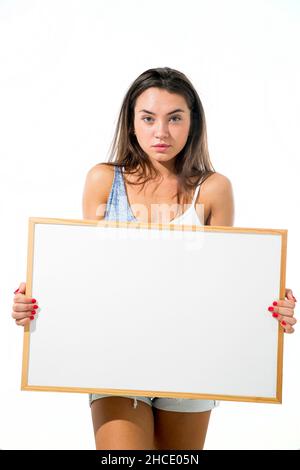 Junges Modell Halten Sie ein leeres Whiteboard bereit für Ihren Text Stockfoto