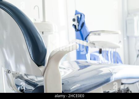 Zahnarztpraxis ohne Menschen. Zahnarztstuhl im Vordergrund. Stockfoto
