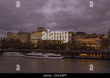 Shell Mex House, 80 Strand, und verankerte Flussboote auf dem Victoria Embankment, von der Waterloo Bridge bei Sonnenuntergang über der Themse, London WC2 Stockfoto