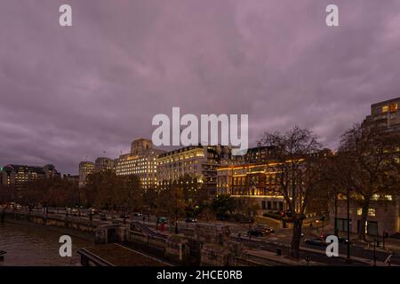 Shell Mex House, 80 Strand, und verankerte Flussboote auf dem Victoria Embankment, von der Waterloo Bridge bei Sonnenuntergang über der Themse, London WC2 Stockfoto