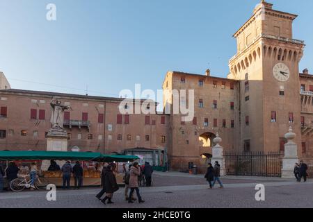 Spaziergang auf dem Kurs Corso Martiri della Liberta, Blick auf das Schloss Estense, Ferrara, Emilia Romagna, Italien, Europa Stockfoto