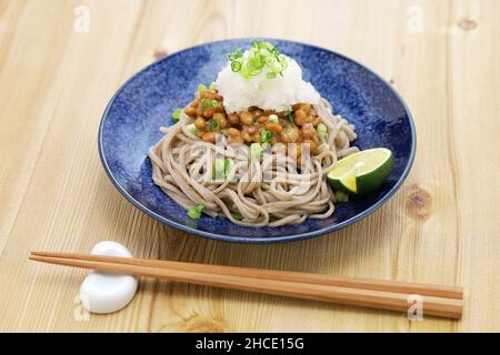 soba (Buchweizennudeln) mit Natto (fermentierte Sojabohnen) und geriebenem Daikon-Rettich, japanisches Essen Stockfoto