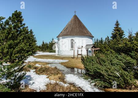 Barockkapelle der Heimsuchung der Jungfrau Maria, Kunstat-Kapelle, gelegen im Adlergebirge auf einer Höhe von 1035 m, Tschechische Republik.Rundboden Stockfoto