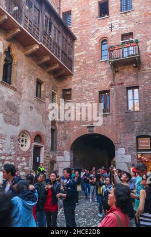 Via Cappello, Giuliettas Haus, Touristen, Verona, Venetien, Italien, Europa Stockfoto