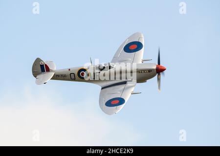 Zweiter Weltkrieg Supermarine Spitfire IX Kampfflugzeug MK356 der RAF, Royal Air Force, Battle of Britain Memorial Flight, der auf der Duxford Airshow fliegt Stockfoto
