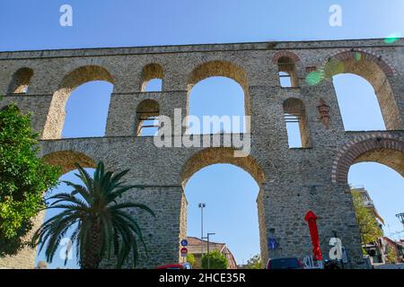 Griechenland, Ostmakedonien und Thrakien, Kavala, Kamares Aquädukt, gebaut 1530 von Suleiman dem Prächtigen. Stockfoto