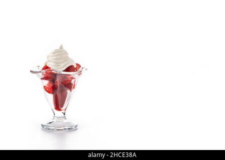 Erdbeeren und Schlagsahne in Eisglas isoliert auf weißem Hintergrund Stockfoto