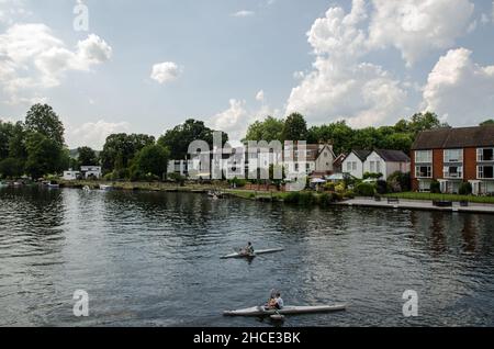 Marlow, Großbritannien - 19. Juli 2021: Studenten lernen an einem sonnigen Sommernachmittag auf der Themse in Marlow, Buckinghamshire zu rudern. Stockfoto