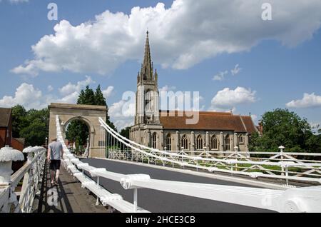 Marlow, Großbritannien - 19. Juli 2021: Blick auf die Wahrzeichen All Saints Church von der historischen Hängebrücke in Marlow, Buckinghamshire an einem sonnigen Sommer Stockfoto