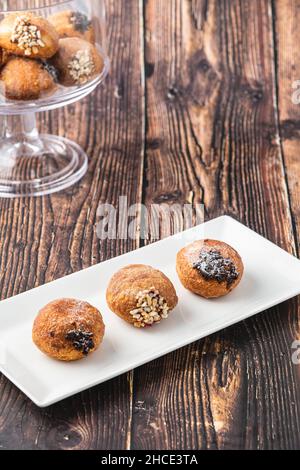 Bombolon oder Bomboloni ist ein italienisches gefülltes Donut- und Snackfutter. Deutsche Krapfen - Krapfen oder berliner - gefüllt mit Marmelade und Schokolade Stockfoto
