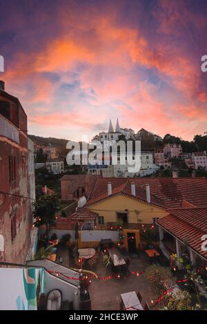 Das portugiesische Dorf Sintra, ein UNESCO-Weltkulturerbe. Sintra National Palace im Hintergrund. Sintra, Portugal Stockfoto