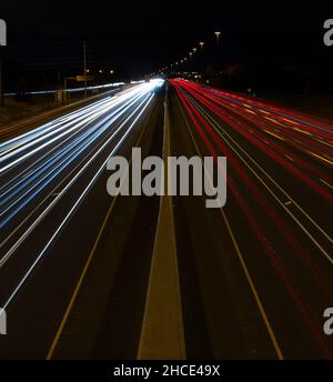 Blick auf die Lichtwege auf der Straße bei Nacht. Stockfoto