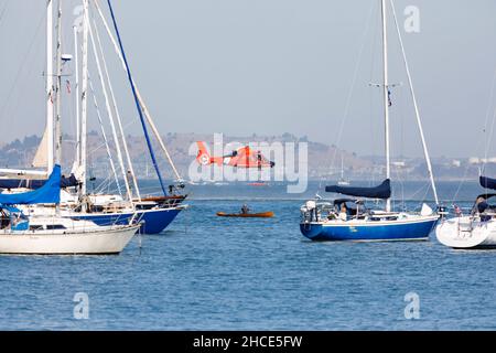 Eurocopter Dolphin von der US-Küstenwache demonstriert während der Flottenwoche 2019 eine Rettung in der Bucht von San Francisco. Stockfoto