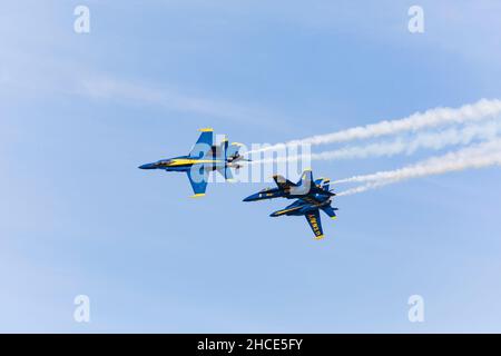 Die Blue Angels aerobatic flight Demonstration squadron führen Sie über die Bucht von San Francisco während der Fleet Week 2019, Kalifornien, Vereinigte Staaten von Amerika. Stockfoto