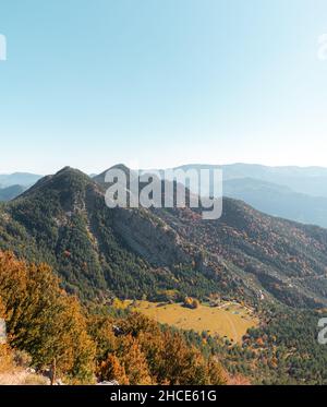 Von oben herrliche Aussicht auf Hügel mit grünen Bäumen in Katalonien in Spanien bedeckt Stockfoto