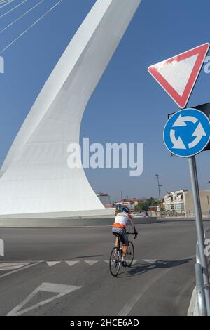Stadtbild; Ponte Flaiano-Brücke, Zyklist, Pescara, Abruzzen, Italien, Rurope Stockfoto