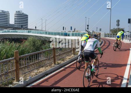 Via Valle Roveto Straße, Radfahrer, Ponte Flaiano Brücke, Pescara, Abruzzen, Italien, Europa Stockfoto