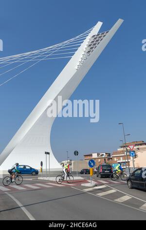Stadtbild, Ponte Flaiano Brücke, Radfahrer, Pescara, Abruzzen, Italien, Europa Stockfoto