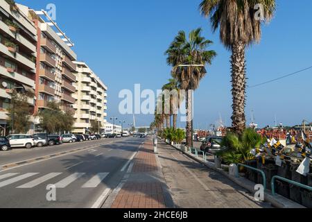 Via R.Paolucci Straße, Blick auf die Ponte del Mare Brücke, Pescara, Abruzzen, Italien, Europa Stockfoto