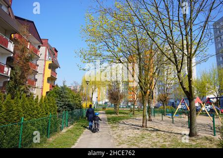 Kleiner Fußweg mit Bäumen und Wohnhäusern im Stadtteil Stare Zegrze. Stockfoto