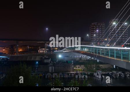 Blick auf die Camuzzi-Türme von der Brücke Ponte di Flaiano bei Nacht, Pescara, Abruzzen, Italien, Europa Stockfoto