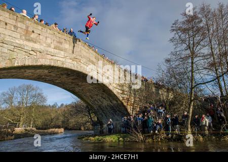 Sprung über die Neujahrsbrücke in die River Dove von der Okeover Bridge, Mapleton, in der Nähe von Ashbourne, Peak District, Derbyshire, England Stockfoto