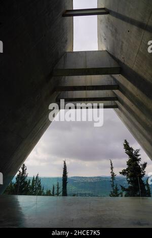 Yad Vashem, Jerusalem, im wahrsten Sinne des Wortes, Denkmal und Name, ist das Gedenken an die sechs Millionen Juden während des Holocaust im Zweiten Weltkrieg ermordet. Und ein Res Stockfoto