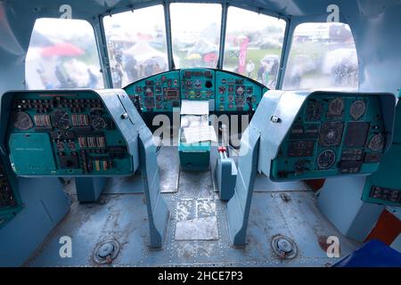 Cockpittrainer des Transportflugzeugs, Lenkrad, Armaturenbrett, zwei Sitze Stockfoto