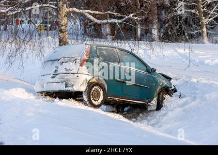 Autounfall im Winter. Fahrzeugwrack in einem Graben im Schnee. Schlechte Fahrweise und Sicherheit Stockfoto