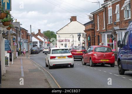 Stalham High Street. Verkehrsbehinderungen. Wenige Fußgänger. Begrenzte Parkmöglichkeiten. Covid 19 Pandemie. 2021. Ehemalige blühende Marktstadt. Verlust von Zeichen. Norfolk. Stockfoto