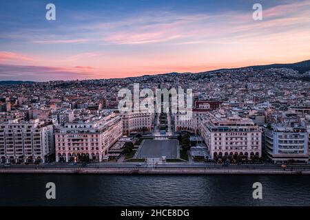 Überwasser-Luftaufnahme der Promenade von Thessaloniki bei Sonnenaufgang. Stockfoto